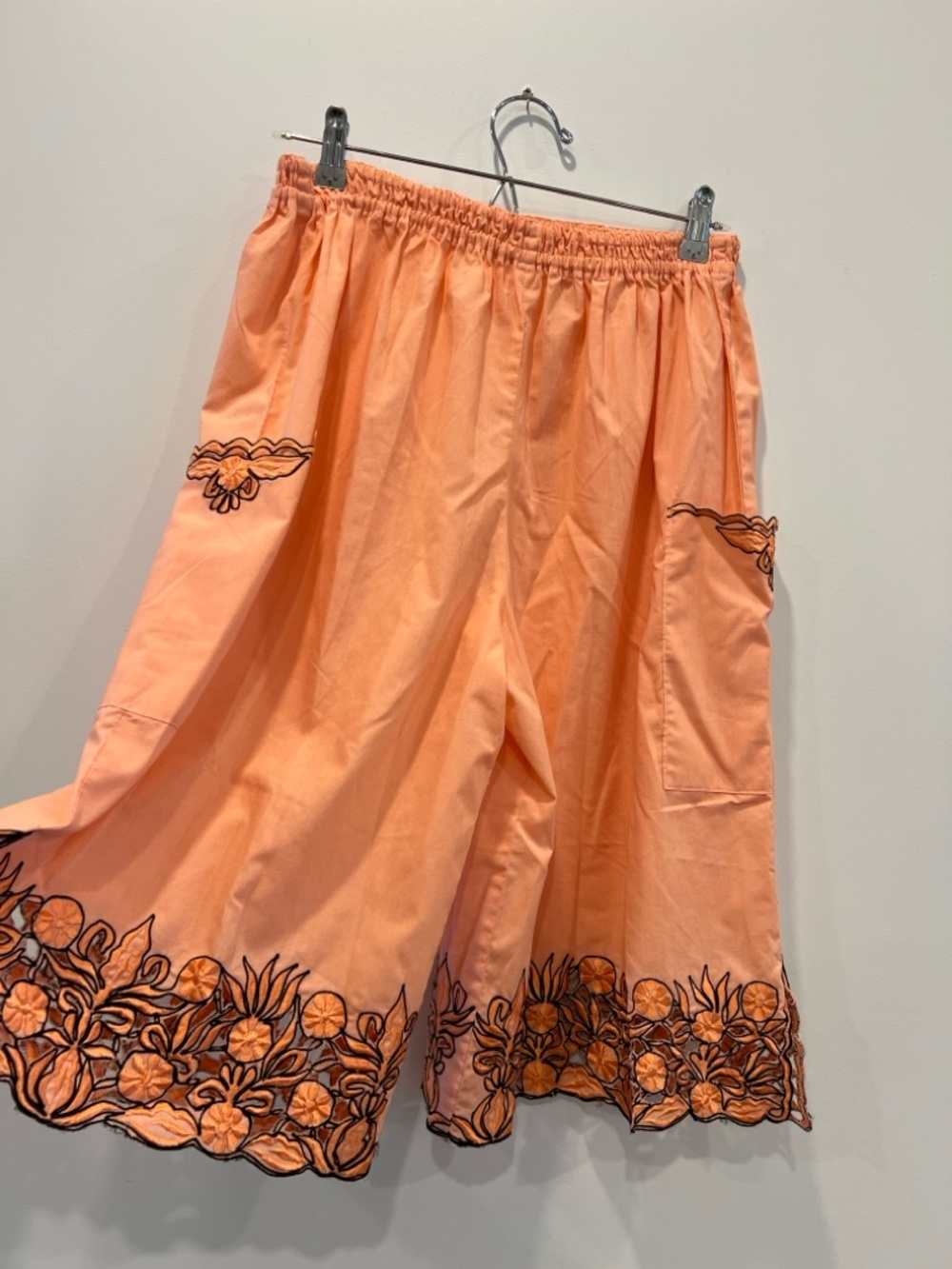 ✨Vintage✨ Peach Wide-Leg Culottes with Black Floral Embroidery and Side Pockets